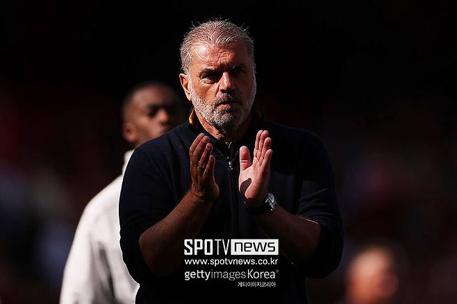 ▲ 포스테코글루 감독은 토트넘 시절 17년 무관의 한을 풀고 유럽 무대 트로피를 들어 올린 지도자다. 이제 노팅엄에서 공격적인 색채를 입히려는 그의 축구 철학에 어떤 변화를 가져올지 팬들의 관심이 쏠린다. 노팅엄과 토트넘이 사이에는 선수단의 성향과 전술 철학의 간극이 상당하다. 그래서 노팅엄에서 첫 걸음은 순탄하지 않을 수 있다는 예상이 나온다.