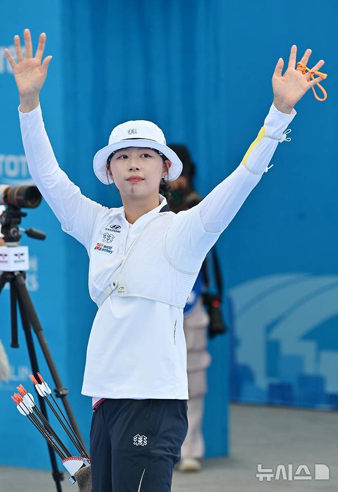 한국 양궁 여자 리커브 국가대표팀 임시현이 12일 광주 5·18 민주광장에서 열린 '광주 2025 현대 세계선수권대회' 여자 개인전 16강에서 활을 쏘고 있다. /사진=뉴시스 제공
