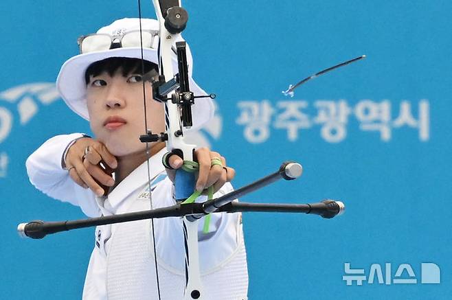 한국 양궁 여자 리커브 국가대표팀 안산이 12일 광주 5·18 민주광장에서 열린 '광주 2025 현대 세계선수권대회' 여자 개인전 16강에서 활을 쏘고 있다. /사진=뉴시스 제공