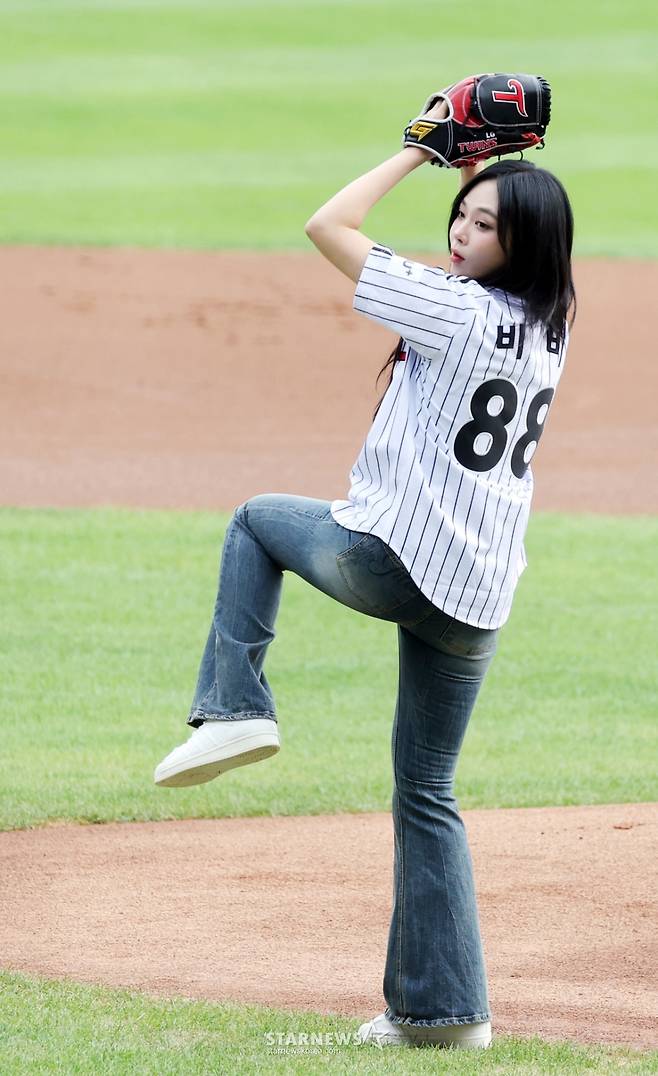 [한번에쓱]'시구하다 보크 범한' 가수 비비