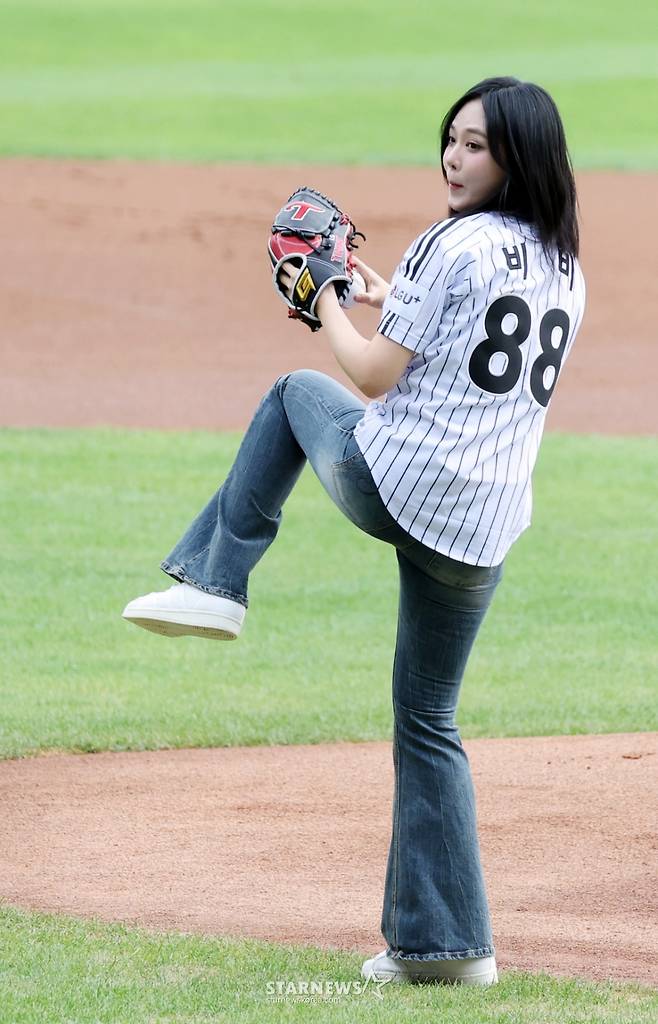 [한번에쓱]'시구하다 보크 범한' 가수 비비