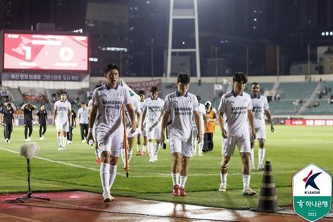 부산 아이파크전 패배 후 수원 삼성 선수들. /사진=한국프로축구연맹 제공