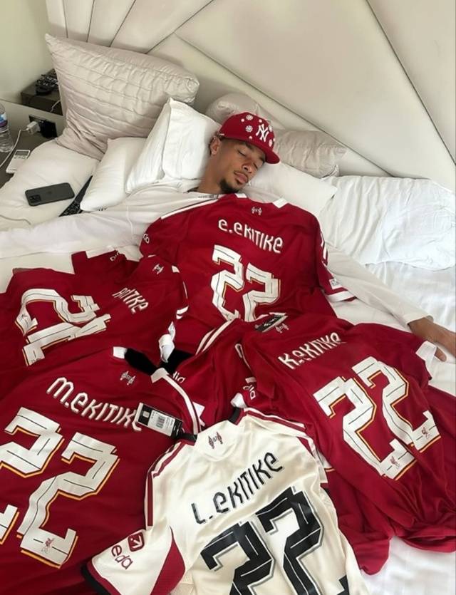 리버풀 유니폼과 함께 잠든 휴고 에키티케. /사진=TNT스포츠