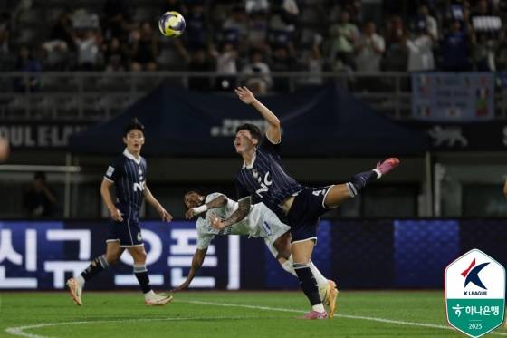 13일 오후 7시 목동운동장에서 열린 하나은행 K리그2 2025 29라운드에서 파울리뇨(아래)와 곽윤호(오른쪽)가 공중볼 경합하고 있다. /사진=한국프로축구연맹 제공