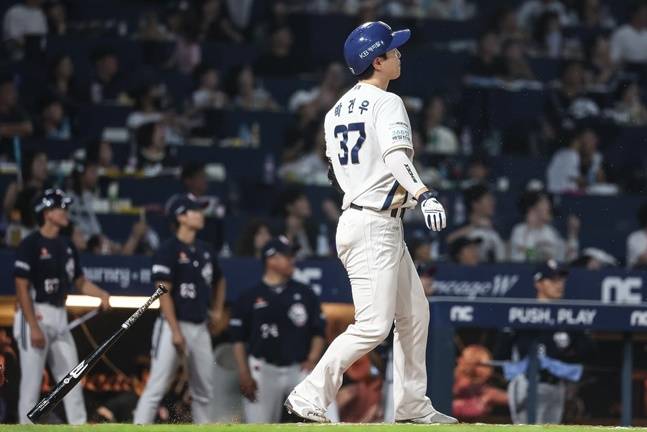 NC 박건우가 13일 창원 두산전에서 7회말 역전 3점 홈런을 때려낸 뒤 타구를 지켜보고 있다. /사진=NC 다이노스 제공