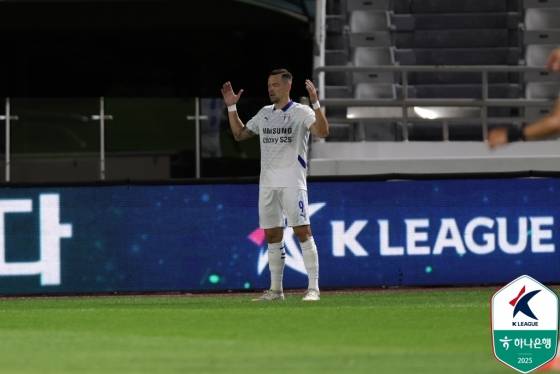 수원 삼성 공격수 일류첸코가 13일 오후 7시 목동운동장에서 열린 하나은행 K리그2 2025 29라운드에서 서울 이랜드를 상대로 선제골을 넣고 세리머니하고 있다. /사진=한국프로축구연맹 제공