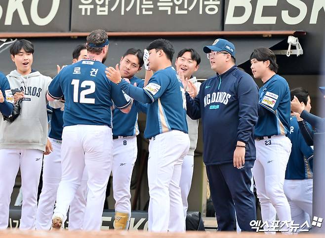 22일 오후 광주기아챔피언스필드에서 열린 '2025 신한 SOL Bank KBO리그' NC 다이노스와 KIA 타이거즈의 개막전 경기, 6회말 수비를 마친 NC 선발투수 로건이 더그아웃으로 향하고 있다. 엑스포츠뉴스 DB