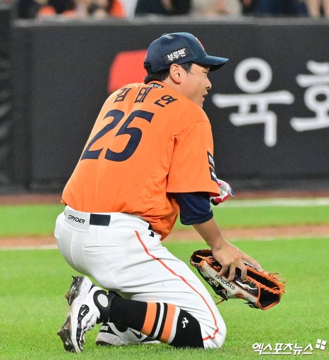 한화 이글스 김태연이 13일 대전 한화생명볼파크에서 열린 2025 신한 SOL Bank KBO리그 키움 히어로즈와의 팀 간 14차전에서 5회말 얼굴에 사구를 맞고 교체, 인근 병원으로 이동했다. CT 촬영 결과 특이사항이 없다는 소견을 받았다. 엑스포츠뉴스DB