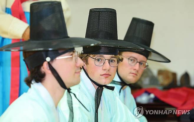 선비 차림 차(茶) 예절교육 받는 외국인 대학생들 (인천=연합뉴스) 임순석 기자 = 지난 4일 인천 연수구 가천대학교 메디컬캠퍼스 인수당에서 열린 외국인 의대 교환학생 '차(茶) 예절교육'에 참여한 외국인 학생들이 한복을 입고 차를 우려내고 있다. [본 기사와 직접 관련 없음] 2025.9.13