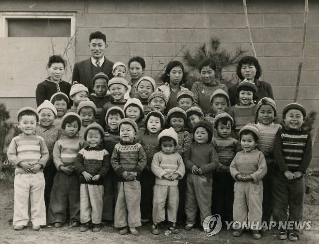 1950~1960년대 한국의 고아들 이는 1950∼1960년대 주한 미군으로 복무했던 미샬로프와 폴 블랙으로부터 국가기록원이 기증받은 당시의 생할상 사진들 가운데 하나다. 
[국가기록원 제공]