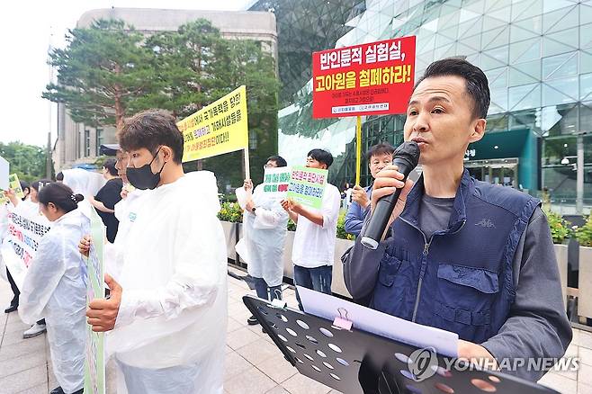 "보육원에서 성폭행과 구타는 일상이었다" 2025년 6월 25일 오후 서울 시청 앞에서 보육원 피해생존자 피해보상 촉구 기자회견에서 피해자 송준영 씨가 증언하고 있다. 
[연합뉴스 사진]