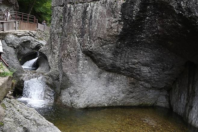 주왕산 용추폭포에서 내려오는 계곡물  (청송=연합뉴스) 박세진 기자 = 지난 11일 경북 청송군 주왕산 국립공원 용추폭포에서 내려오는 계곡물. 2025.9.11 psjpsj@yna.co.kr
