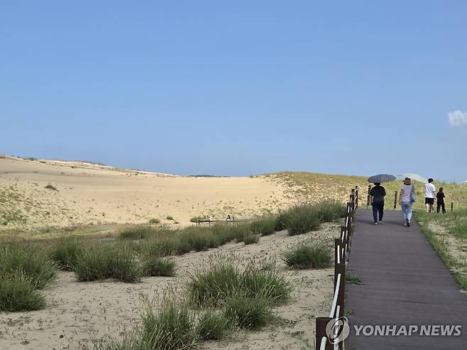 신두리 사구를 찾은 관광객 [촬영 고성식]