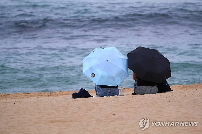 비 내리는 강릉 (강릉=연합뉴스) 류호준 기자 = 12일 강원 강릉시 강문해변에서 시민들이 우산을 쓰고 바다를 바라보고 있다.
    강릉지역은 최근 극심한 가뭄이 이어지고 있다. 2025.9.12 ryu@yna.co.kr