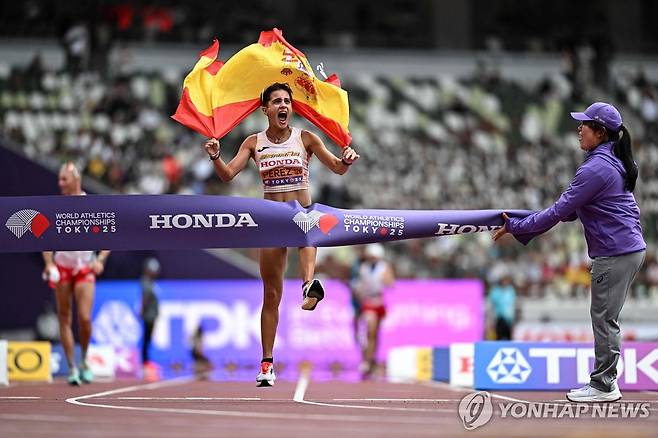 페레스, 여자 35㎞ 경보 세계선수권 2연패 (도쿄 AFP=연합뉴스) 페레스가 13일 일본 도쿄에서 열린 2025 세계육상선수권 여자 35㎞ 경보에서 가장 먼저 결승선을 통과하고 있다.
