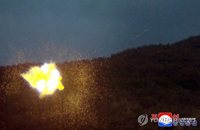 김정은, 장갑방어무기연구소ㆍ전자무기연구소 지도 (평양 조선중앙통신=연합뉴스) 북한 김정은 국무위원장이 지난 11일과 12일 국방과학원 장갑방어무기연구소와 전자무기연구소의 사업을 지도했다고 조선중앙통신이 13일 보도했다. 통신은 김정은 위원장이 "9차 당대회서 핵무력ㆍ상용무력 병진정책 제시할 것"이라고 전했다.2025.9.13 
    [국내에서만 사용가능. 재배포 금지. For Use Only in the Republic of Korea. No Redistribution] nkphoto@yna.co.kr