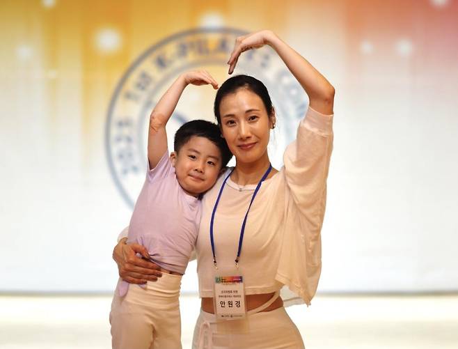 안원경 엔에이 필라테스 원장(오른쪽)과 아들 한지호군 [촬영 이동칠]