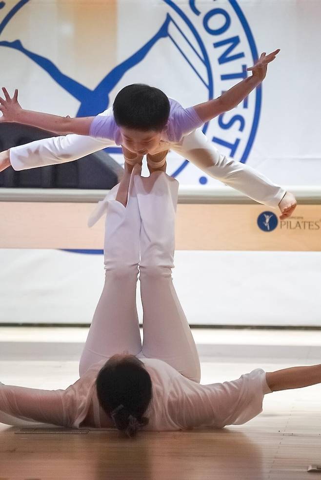 필라테스 공연 펼치는 안원경 원장과 한지호군 [촬영 이동칠]