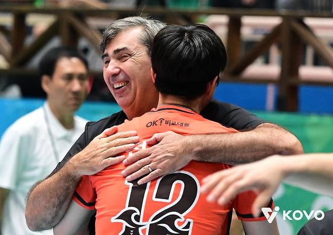 필립 블랑 현대캐피탈 감독과 포옹하는 전광인 [한국배구연맹 제공. 재판매 및 DB 금지]