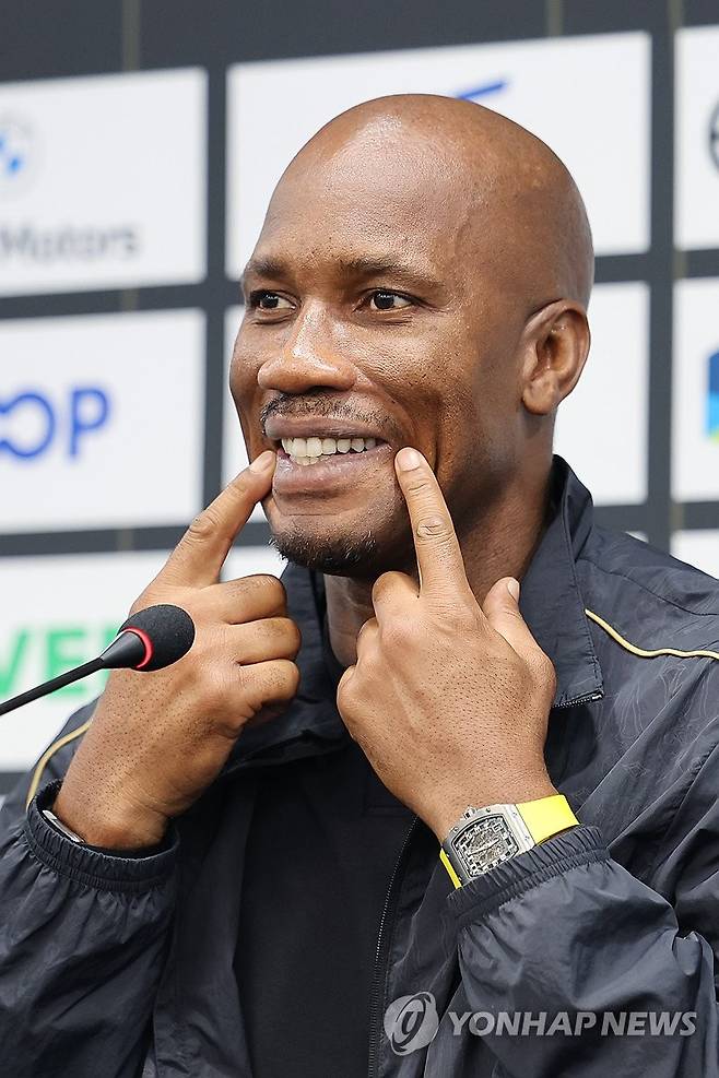 드로그바의 애교 (서울=연합뉴스) 임화영 기자 = 디디에 드로그바가 13일 서울월드컵경기장 기자회견실에서 열린 2025 아이콘매치 미디어데이에서 취재진의 질문에 답하며 미소를 보이고 있다. 2025.9.13 hwayoung7@yna.co.kr