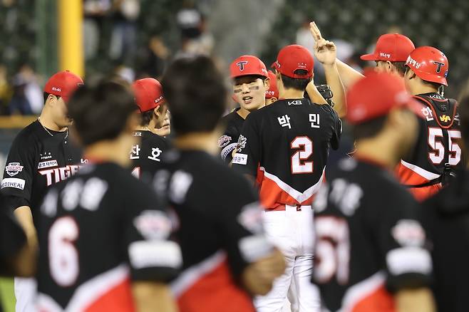 13일 LG를 꺾고 기뻐하는 KIA 선수들.  [KIA 타이거즈 제공. 재판매 및 DB 금지]