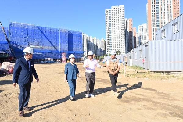 이현재(오른쪽 두 번째) 하남시장과 오성애(오른쪽 세 번째) 광주하남교육지원청 교육장이 최근 미사5중학교(가칭 한홀중) 공사현장을 점검하고 있다. 2025.9.14 /하남시 제공