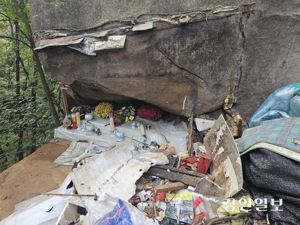 남양주 불암산 계곡 두꺼비 바위 아래에 무속인들의 기도 용품 등이 널려있다. 2025.9.12 남양주/이종우기자 ljw@kyeongin.com