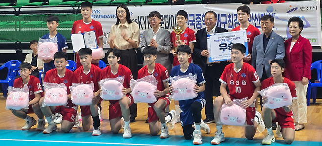 14일 안산 상록수체육관에서 열린 2025 KYK파운데이션 전국중학교배구최강전 안산대회서 우승한 송산중 선수단이 '배구여제' 김연경과 함께 기념사진을 찍고 있다. 사진=송산중학교