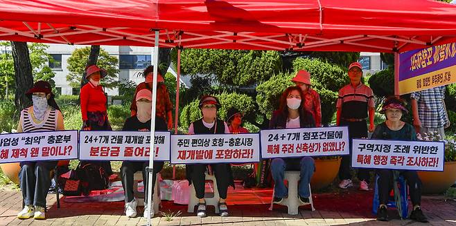 상가, 단독주택 연합회 산하 특공대 관계자들이 안양시청 앞에서 텐트를 설치하고 장기집회에 돌입했다. 김태완 기자 lift@kihoilbo.co.kr