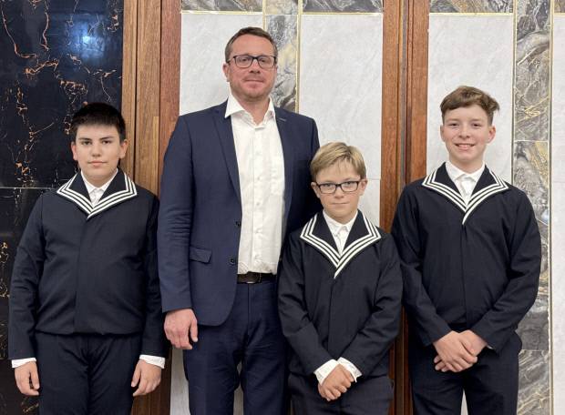 라이프치히 성 토마스 합창단이 지난 11일 광주예술의전당에서 공연을 선보였다. 에마누엘 스코벨 대표(왼쪽에서 두 번째)와 단원들의 모습.