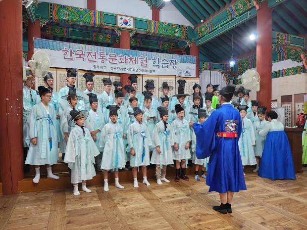 성 토마스 합창단 단원들이 광주향교에서 유생복을 입고 합창을 하는 모습. <에마누엘 스코벨 제공>