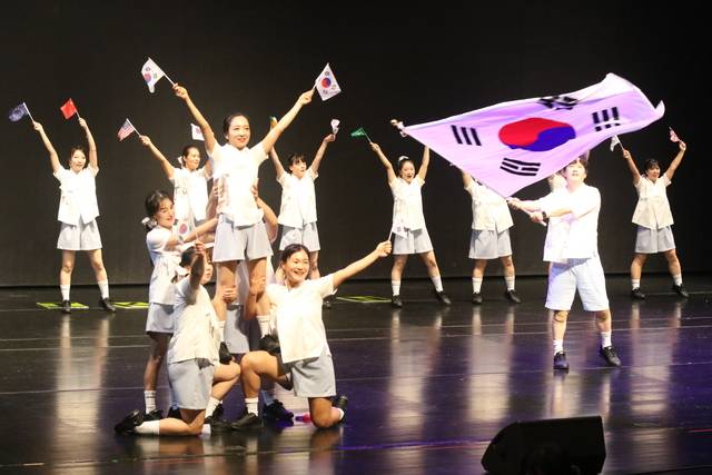 전북특별자치도 고창군 일원에서 3일간 열린 ‘제62회 전북특별자치도민체육대회’에서 학생들이 ‘2036 전주 올림픽 유치’를 위한 퍼포먼스를 벌이고 있다./전북체육회 제공