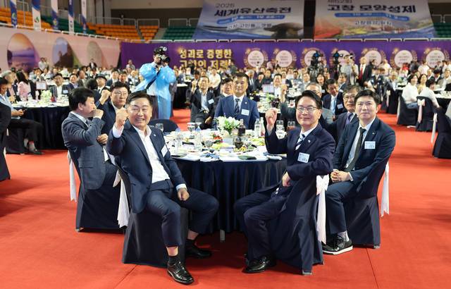 제62회 전북특별자치도민체육대회 만찬장에서 참석한 심덕섭 고창군수, 김관영 전북특별자치도 도지사, 유승민 대한체육회장, 정강선 전북특별자치도 체육회장 등이 화이팅을 외치며 축제 분위기를 돋우고 있다. 사진제공=고창군