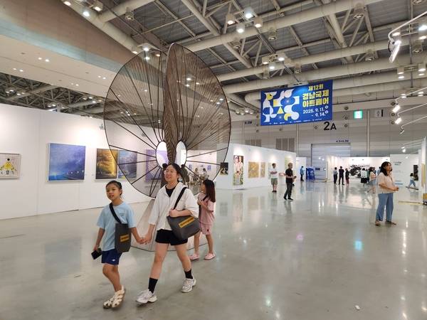 '제12회 경남국제아트페어'가 11일부터 14일까지 창원컨벤션센터(CECO)에서 열리고 있다. /류민기 기자