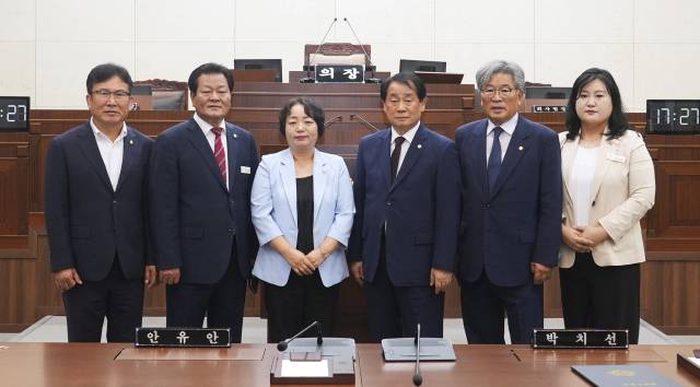 안동시의회 예산결산특별위원회. 사진 왼쪽 세번째 정복순 위원장, 맨 오른쪽 김새롬 부위원장.