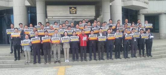 경남도의회 국민의힘 의원들이 '야당탄압 독재정치 규탄대회'를 갖고 있다.조윤제 기자
