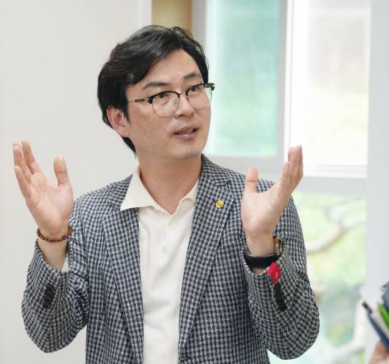 서영진 ㈜송우인포텍 대표가 딥러닝 기반 영상분석 원천기술에 대해 설명하고 있다.