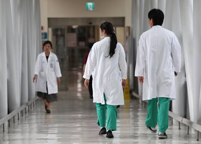 서울 시내 한 대형병원에서 의료진이 이동하고 있다. 연합뉴스