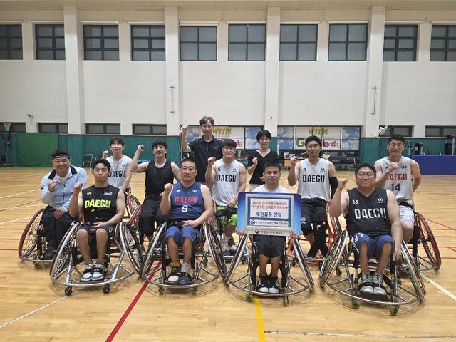 대구광역시장애인체육회와 제12기 지원단이 전달한 후원 물품을 받은 제45회 전국장애인체육대회 대구선수단이 기념촬영을 하고 있다. 대구광역시장애인체육회 제공