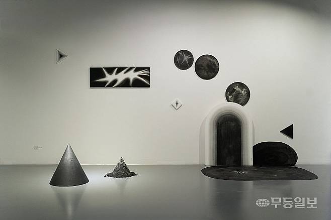 설박 작가 '자연의 형태', 2025, 화선지에 먹, 아크릴, 흑연, 모래, 가변크기