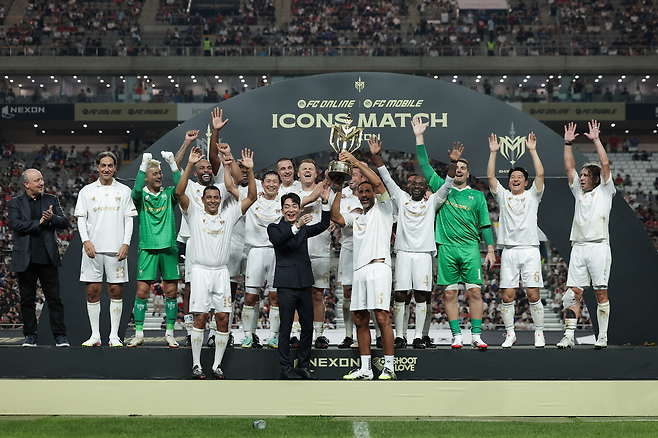 지난해에 이어 올해도 승리한 실드 유나이티드 선수들이 환호하고 있다(제공=넥슨).