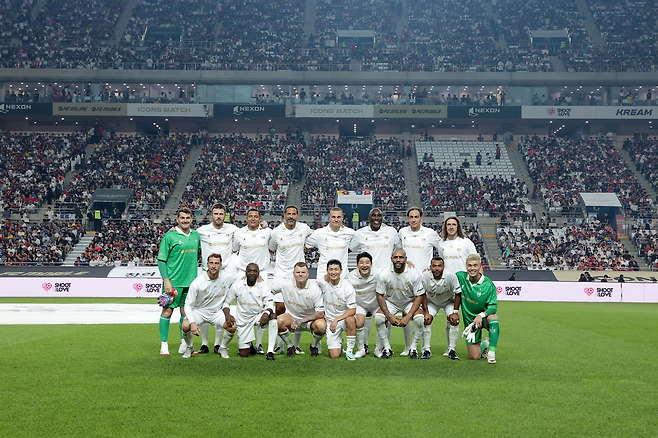 역시 기념 촬영에 참여한 실드 유나이티드 선수들(제공=넥슨).