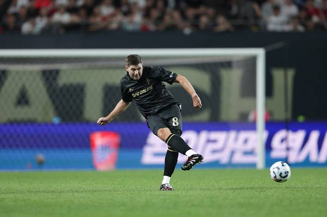 스티븐 제라드가 14일 서울월드컵경기장에서 열린 2025 넥슨 아이콘매치에서 경기하고 있다. 사진=넥슨