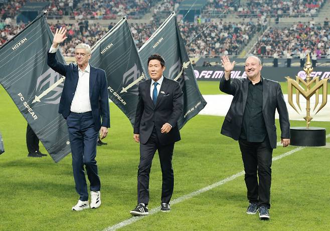 14일 서울월드컵경기장에서 열린 2025 넥슨 아이콘 매치. FC스피어 감독 아르센 벵거, 차범근, 실드 유나이티드 감독 라파엘 베니테스가 팬들에게 인사하고 있다. 사진=연합뉴스
