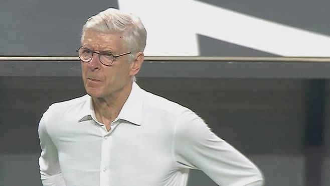 - 자켓까지 벗으며 선수들을 지휘한 아르센 벵거