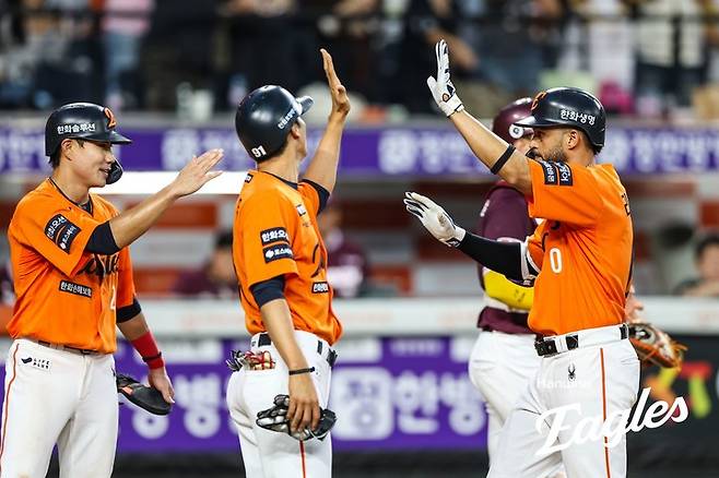 13일 대전 한화생명볼파크에서 열린 키움과 경기에서 5회말 만루 홈런을 때려낸 한화 루이스 리베라토(맨 오른쪽)