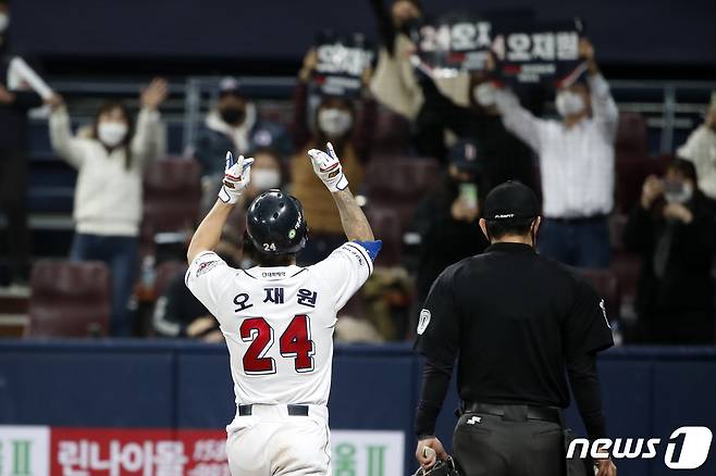 2020년 11월 12일 오후 서울 구로구 고척스카이돔에서 열린 프로야구 2020 신한은행 SOL KBO 포스트시즌 플레이오프 3차전 kt위즈와 두산베어스의 경기에서 당시 두산베어스 선수 오재원이 솔로 홈런을 치고 홈인하며 기뻐하고 있다. 2020.11.12/뉴스1 ⓒ News1 이승배 기자