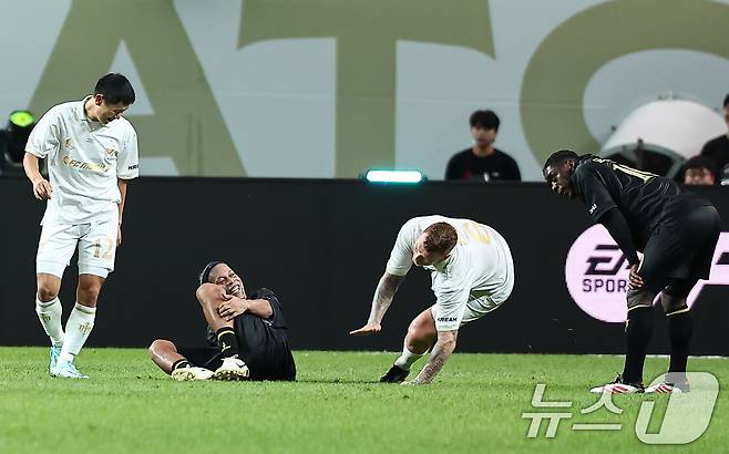 14일 오후 서울 마포구 서울월드컵경기장에서 열린 '2025 넥슨 아이콘매치' FC 스피어와 실드 유나이티드의 경기, 실드 유나이티드 욘 아르네 리세가 FC스피어 호나우지뉴가 넘어진것에 대해 항의하고 있다. 2025.9.14/뉴스1 ⓒ News1 김도우 기자