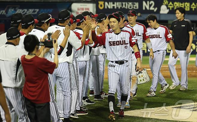 14일 오후 서울 송파구 잠실야구장에서 열린 프로야구 '2025 신한 SOL뱅크 KBO 리그' KIA 타이거즈와 LG 트윈스의 경기, 14대0 대승을 거둔 LG 선수단이 기쁨을 나누고 있다. 2025.9.14/뉴스1 ⓒ News1 김진환 기자
