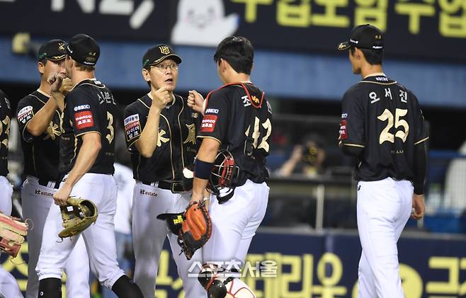 KT 이강철 감독이 11일 서울 잠실구장에서 열린 2025 KBO리그 LG와 경기 후 선수들과 하이파이브를 하고 있다. 잠실 | 최승섭기자 thunder@sportsseoul.com